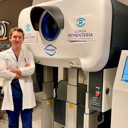 De izquierda a derecha: Ramón Sáez, director comercial de Cristalens España y Dr. Laureano Álvarez-Rementeria, director Médico en Clínica Rementería