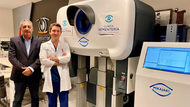 De izquierda a derecha: Ramón Sáez, director comercial de Cristalens España y Dr. Laureano Álvarez-Rementeria, director Médico en Clínica Rementería