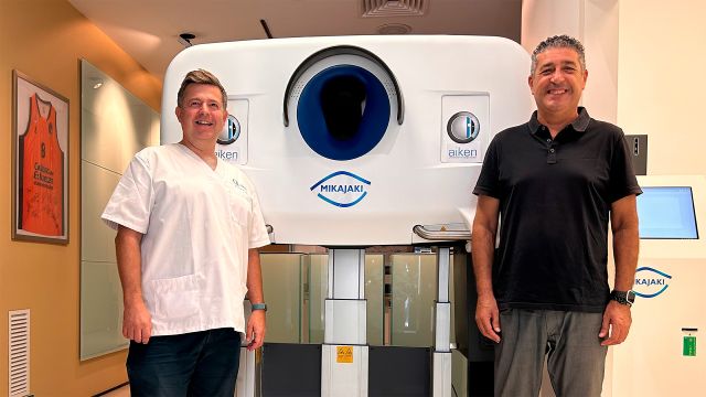 El Dr. Salvador García Delpech, director de la Clínica Aiken y Ramón Sáez, director de ventas de Cristalens España, posando con el equipo EyeLib.
