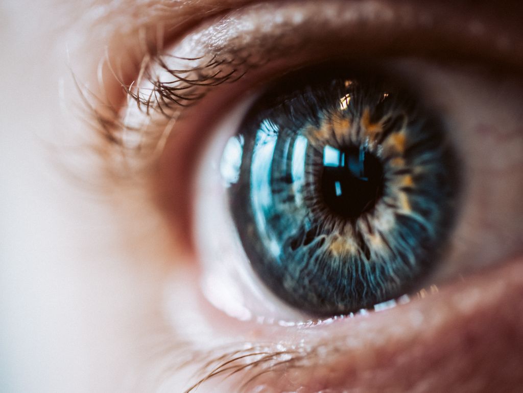 Que sont les implants intraoculaires et à quoi servent-ils ?