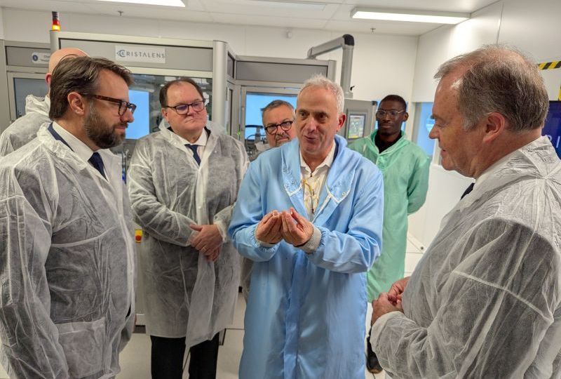 Denis Delage, explicando el proceso de producción durante la visita del Préfet