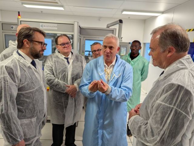 Denis Delage, explicando el proceso de producción durante la visita del Préfet